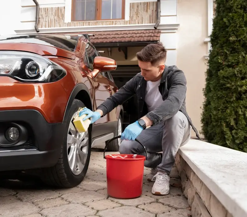 Lavage auto à domicile Domart-en-Ponthieu : professionnel intervenant sur un véhicule